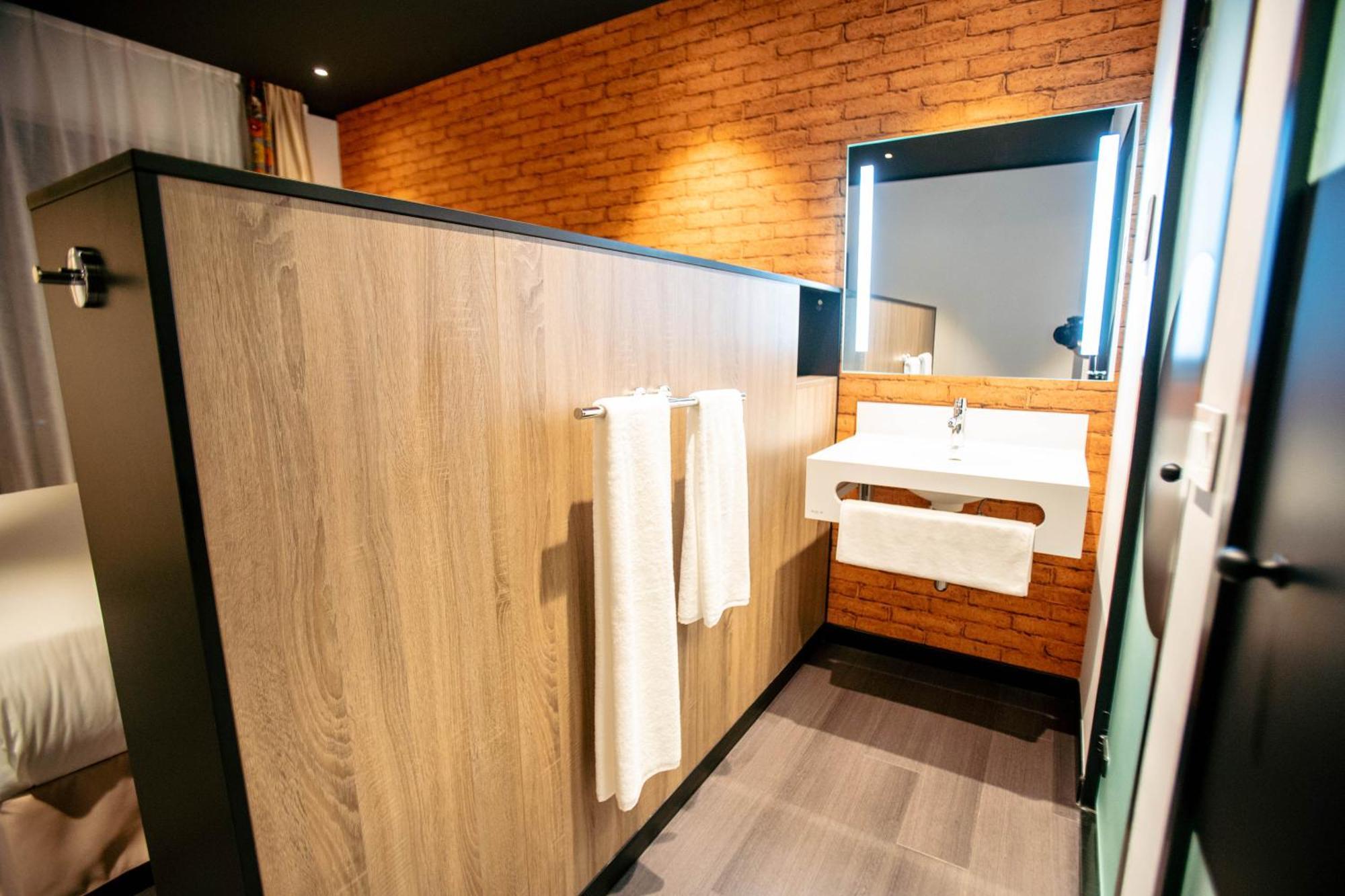 Onomo Hotel Кампала Экстерьер фото