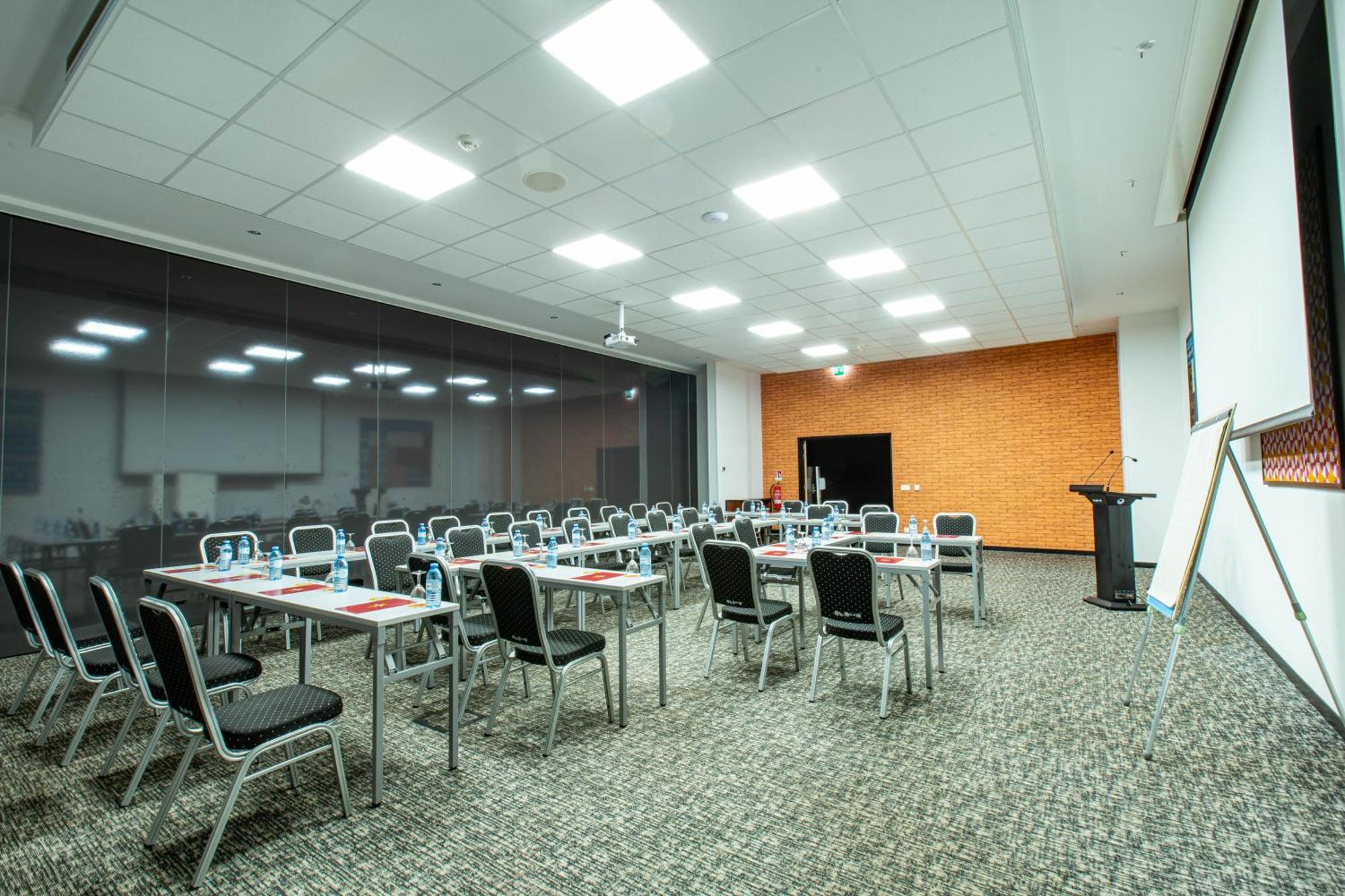 Onomo Hotel Кампала Экстерьер фото